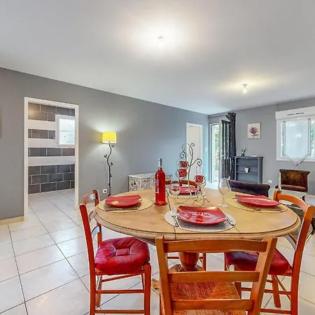 2 Bedroom Gorgeous In Сasa de vacaciones Mercuès