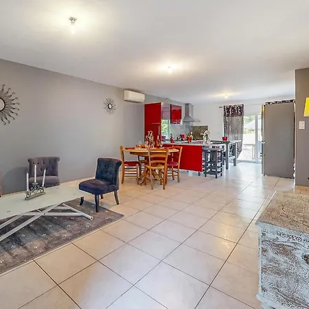 Сasa de vacaciones 2 Bedroom Gorgeous In